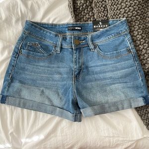 Booty Lifting Denim Shorts / Fashion Nova